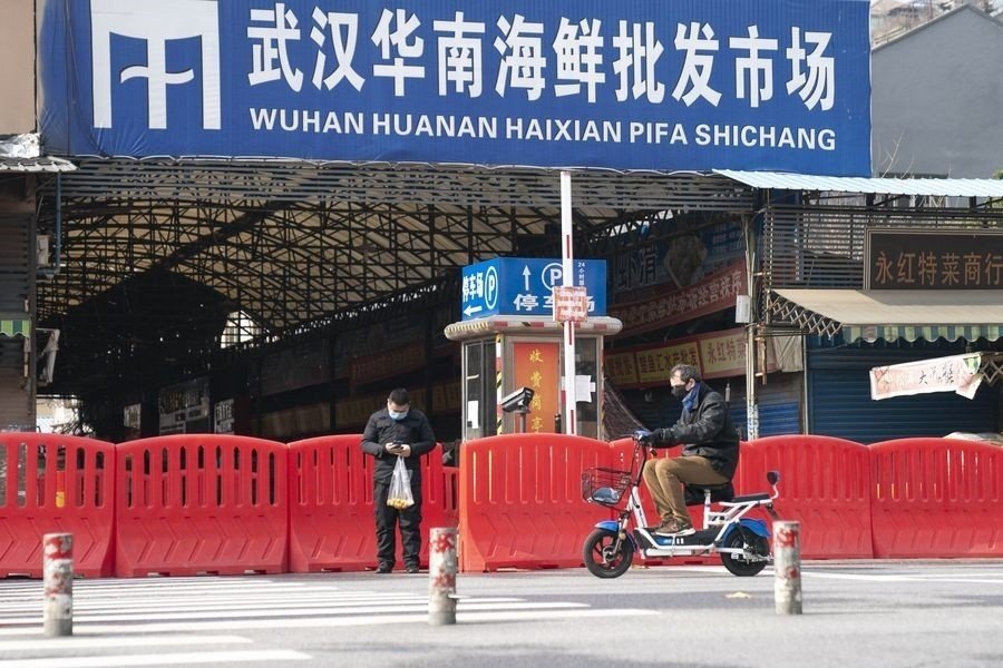 Dos ciudadanos chinos en el mercado de marisco de Wuhan
