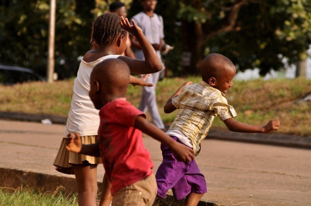 Niños africanos jugando