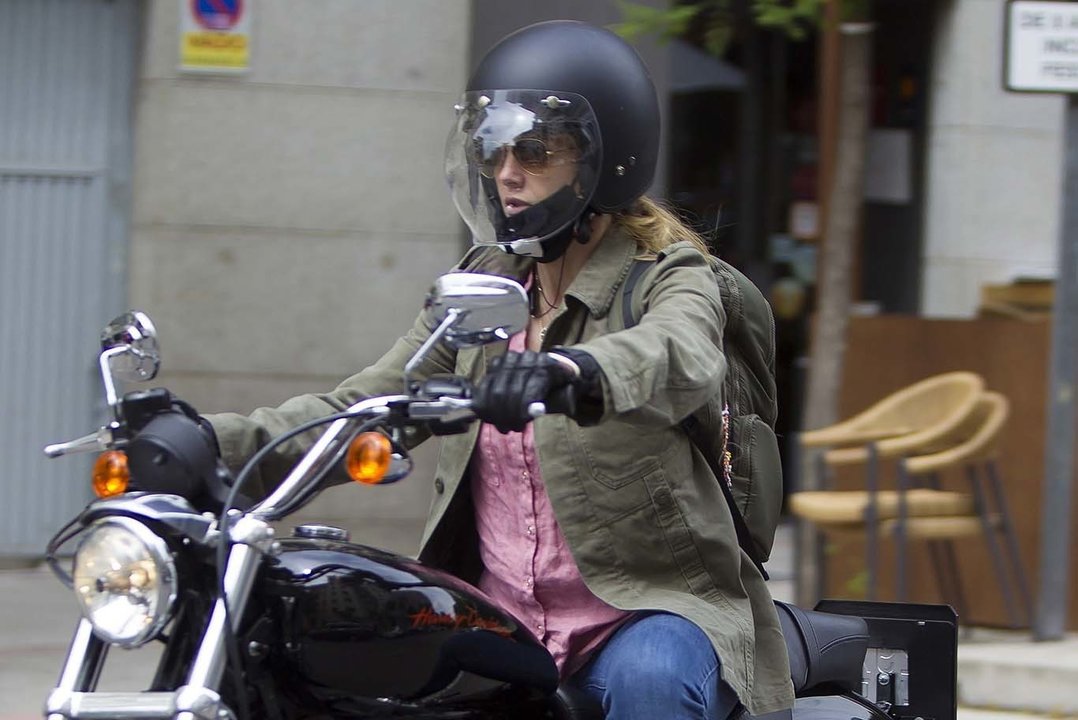 Genoveva Casanova pasa desapercibida con su moto de gran cilindrada. 27/5/2021