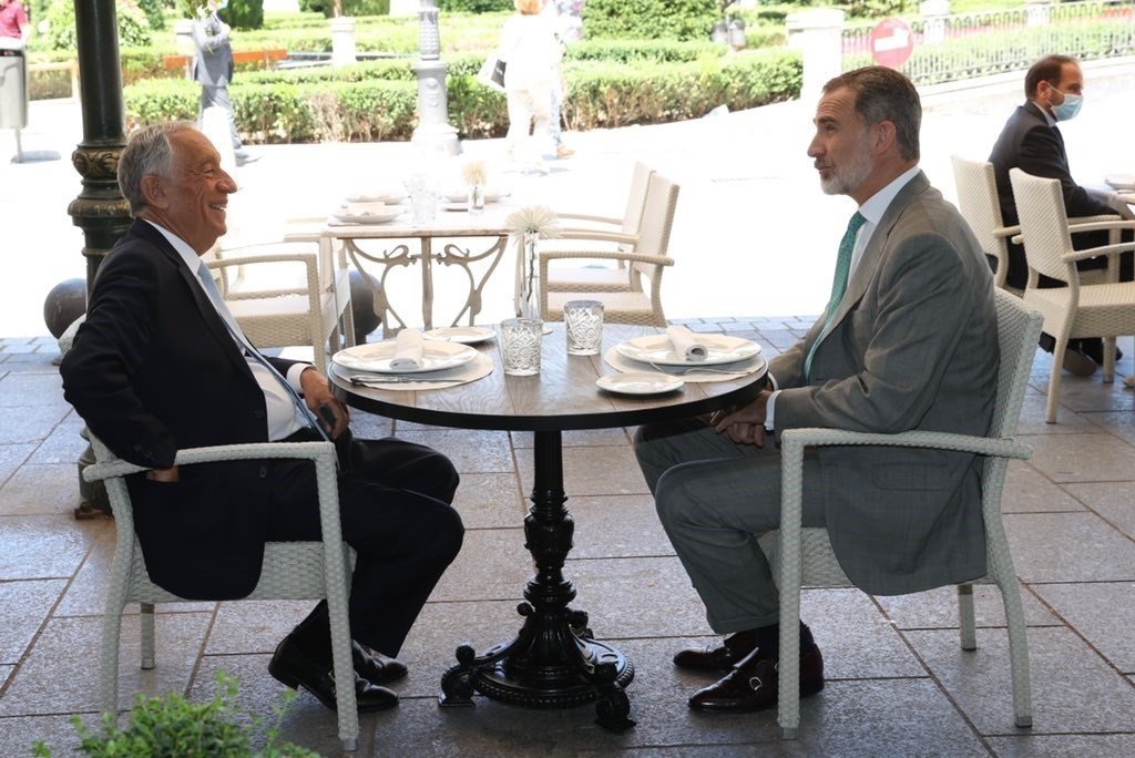 El Rey Felipe VI y el presidente de la República de Portugal almuerzan en una terraza de la Plaza de Oriente de Madrid