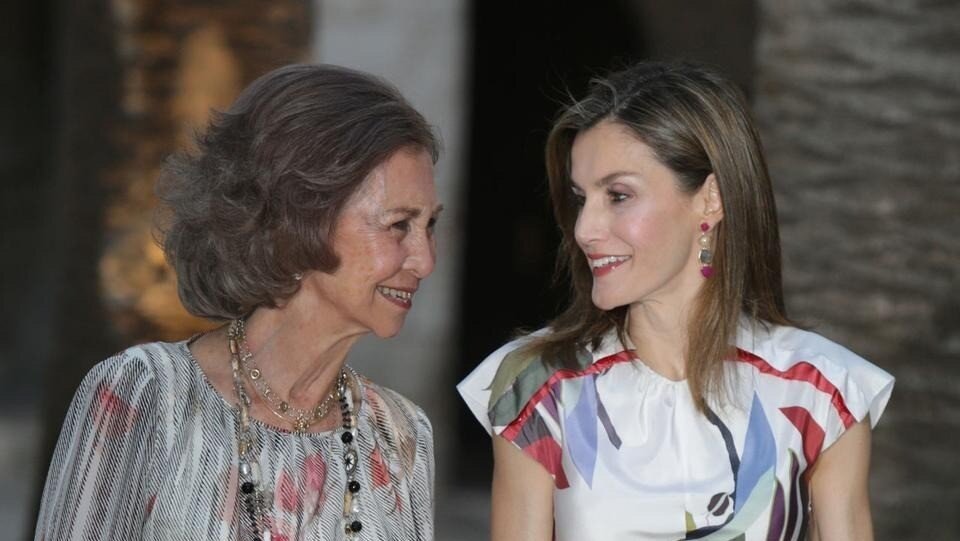 Las reinas Sof&iacute;a y Letizia, en el Palacio de La Almudaina.
