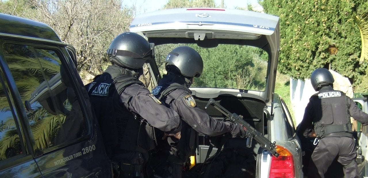 Intervención de agentes de los Grupos Operativos Especiales de Seguridad (GOES) de la Policía Nacional.