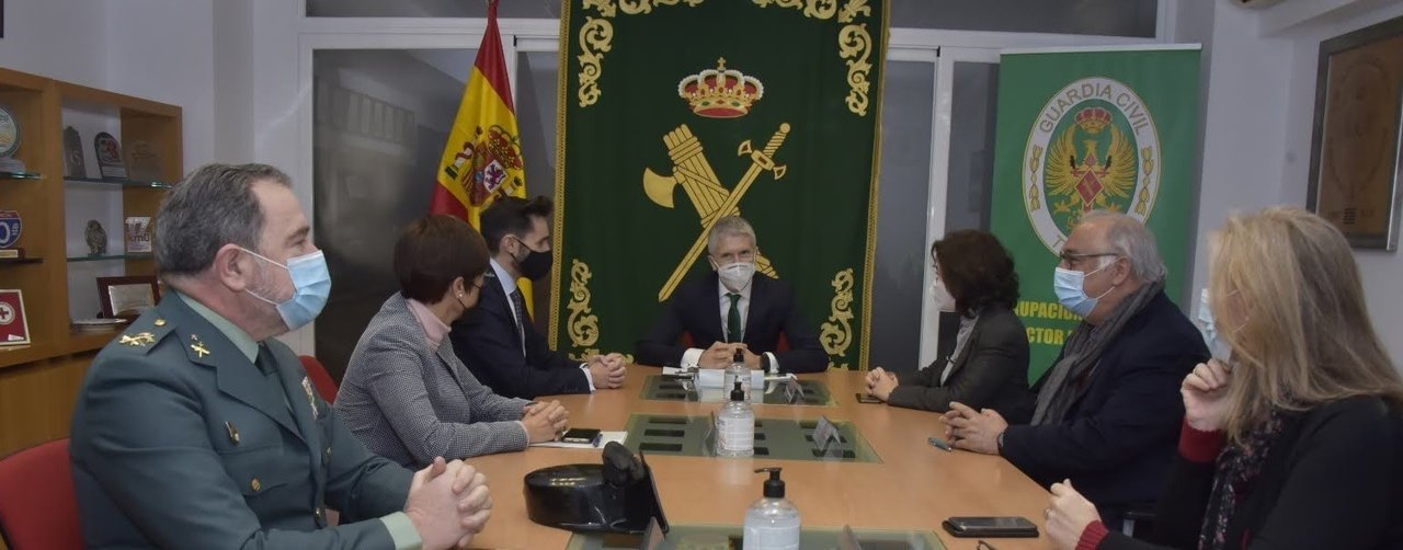 Fernando Grande-Marlaska, en el centro, en una reunión de la Guardia Civil.