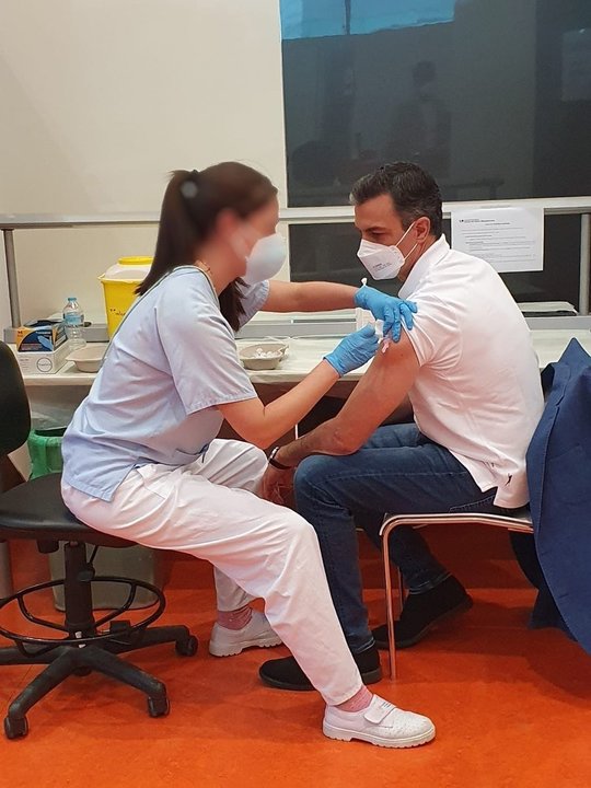 Pedro Sánchez recibe la primera dosis de la vacuna contra el Covid.