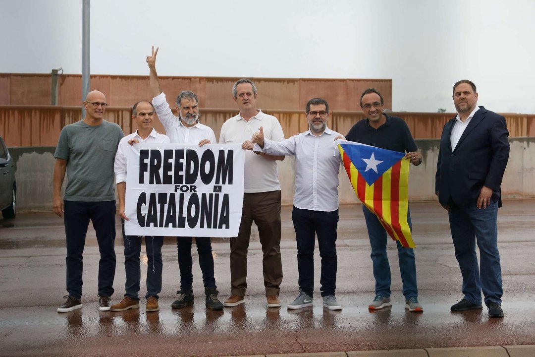 Los presos indultados posan con una pancarta y una estelada. Foto Kike Rincón / Europa Press.