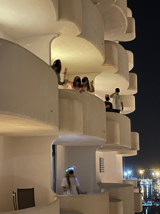 Estudiantes confinados en un hotel de Mallorca.