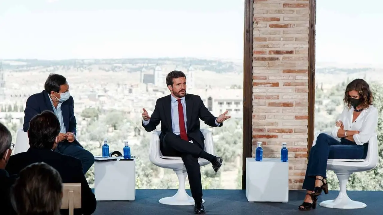 Pablo Casado, presidente nacional del Partido Popular, en el centro.