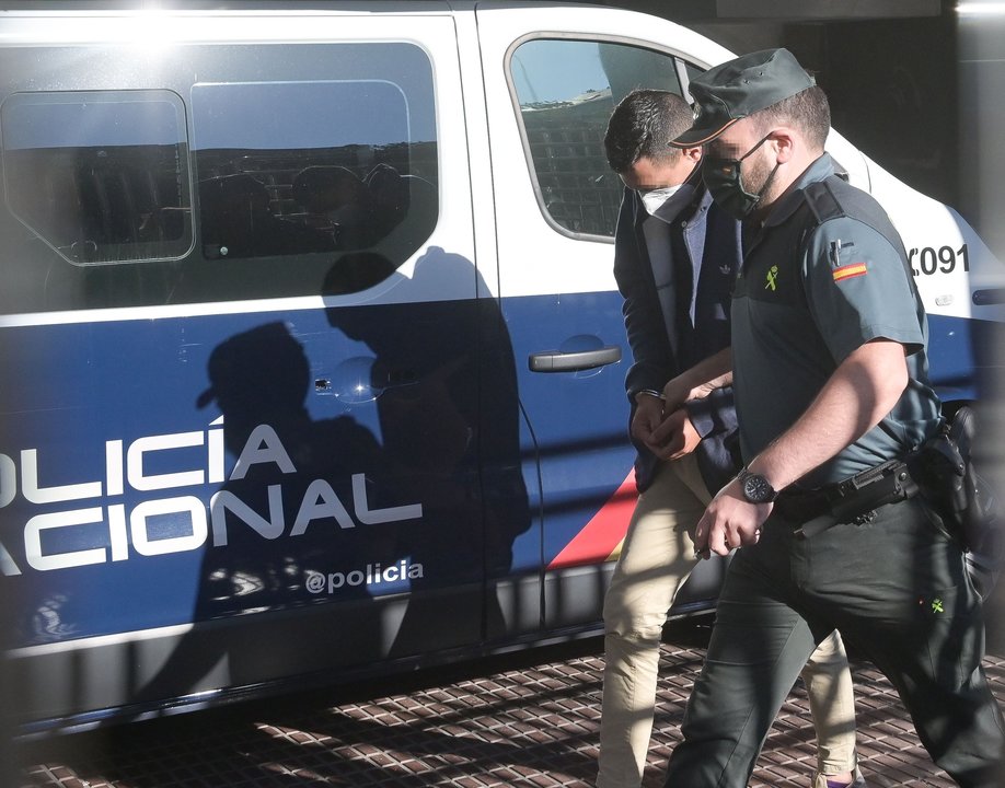 Uno de los investigados por la muerte de Samuel Luiz acude, esposado y acompañado de un agente de la Policía Nacional, al Juzgado de Instrucción número 8 de A Coruña, a 16 de julio de 2021.