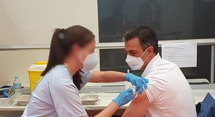 Pedro Sánchez recibe la vacuna contra el coronavirus.