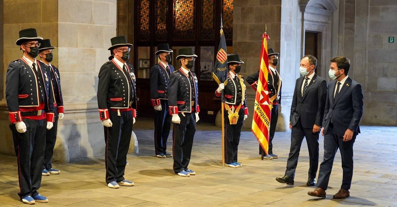 Pere Aragonès y Xavier Espot, primer ministro de Andorra, ante los mossos del Palau de la Generalitat.