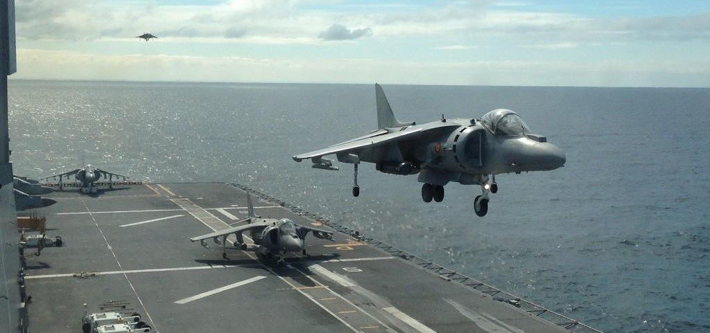 Aviones Harrier en la cubierta del portaaeronaves Juan Carlos I.