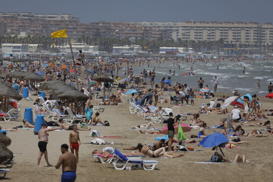 Playa de la Malvarrosa repleta de gente en un día de alerta roja por altas temperaturas, a 12 de julio de 2021, en Valencia, Comunidad Valenciana (España).