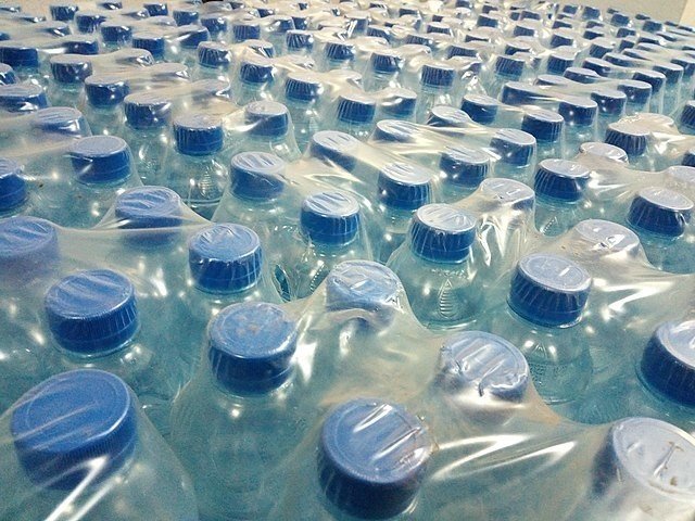 Botellas de agua mineral.