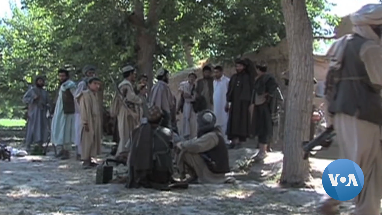 Combatientes talibanes en un pueblo durante la ofensiva de 2021. Foto: Sayed Hasib Maududi, Roshan Noorzai (VOA), Public domain, via Wikimedia Commons.
