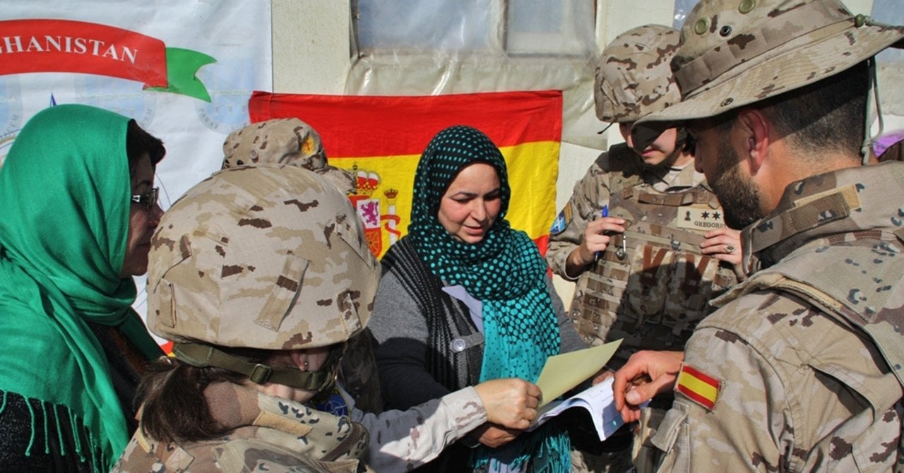 Militares españoles reparten ayuda humanitaria a mujeres en Afganistán, en 2013 (Foto: Ministerio de Defensa).