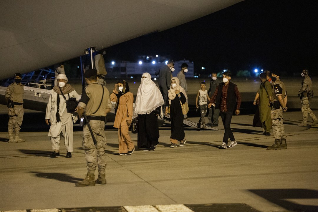 Varias personas repatriadas llegan a la pista tras bajarse del avión A400M en el que ha sido evacuados de Kabul, a 19 de agosto de 2021, en Torrejón de Ardoz, Madrid, (España).