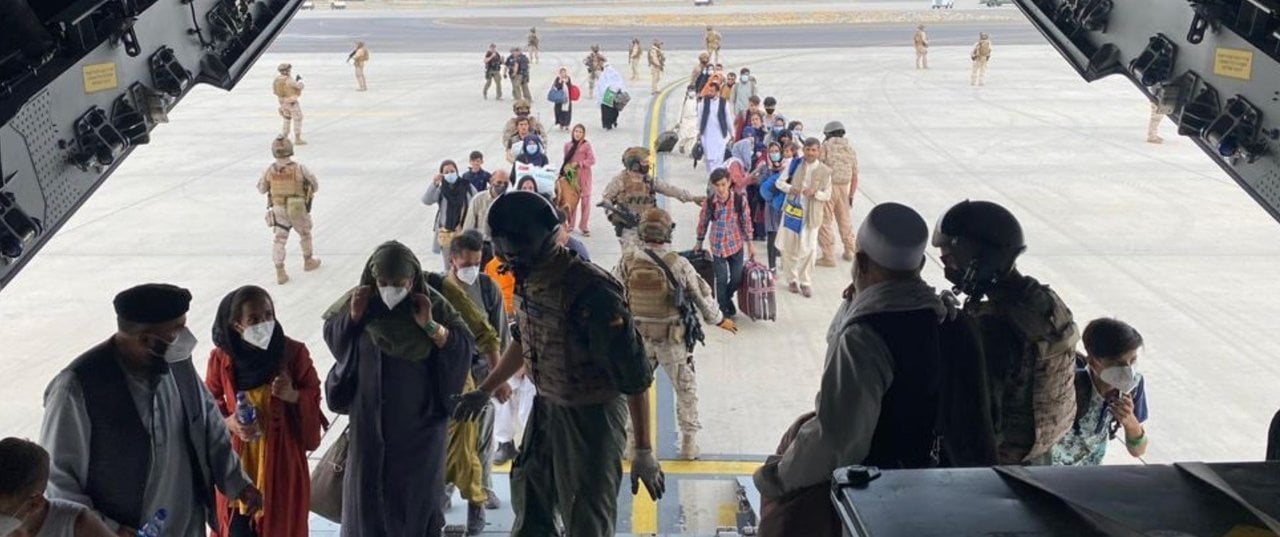 En la pista, militares de la EADA controlan el embarque de afganos en un A400M del Ejército del Aire.