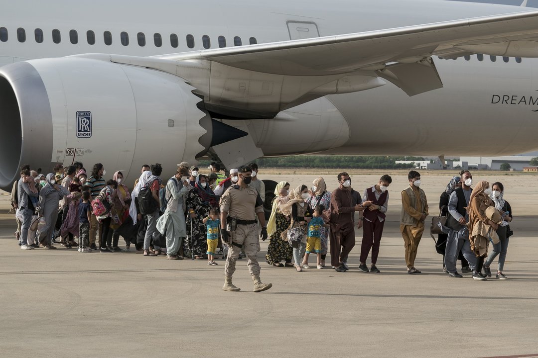 Varias personas, entre ellas niños llegan a la base aérea de Torrejón de Ardoz, procedentes de Afganistán, a 23 de agosto de 2021, en Madrid (España). Foto: A. Pérez Meca / Europa Press.
