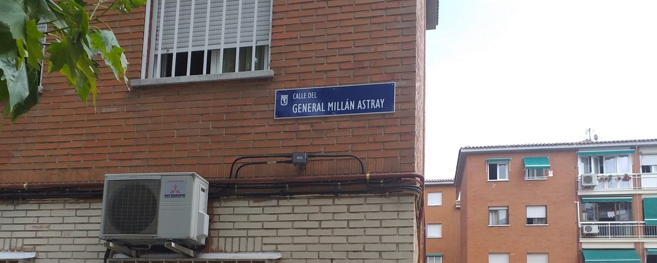 Nueva placa de la Calle del General Millán Astray, en Madrid.