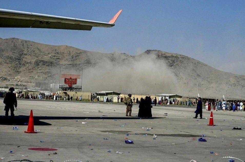 Aeropuerto de Kabul tras la explosión. Foto: Twitter.