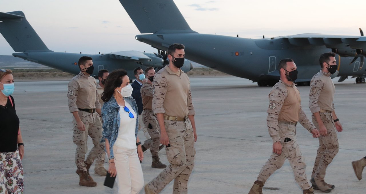 Margarita Robles recibe en Zaragoza a los últimos militares procedentes de Afganistán (Foto: José Ignacio Gómez/MDE).