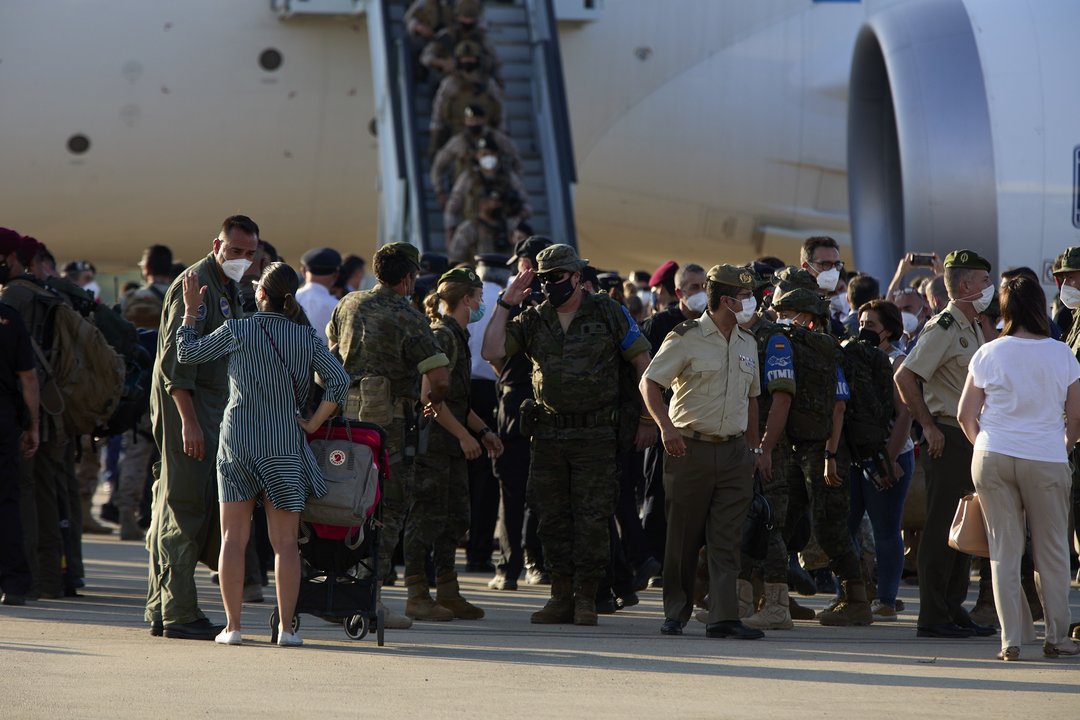 Soldados bajan de su avión a 27 de agosto de 2021, en Torrejón de Ardoz, Madrid (España).