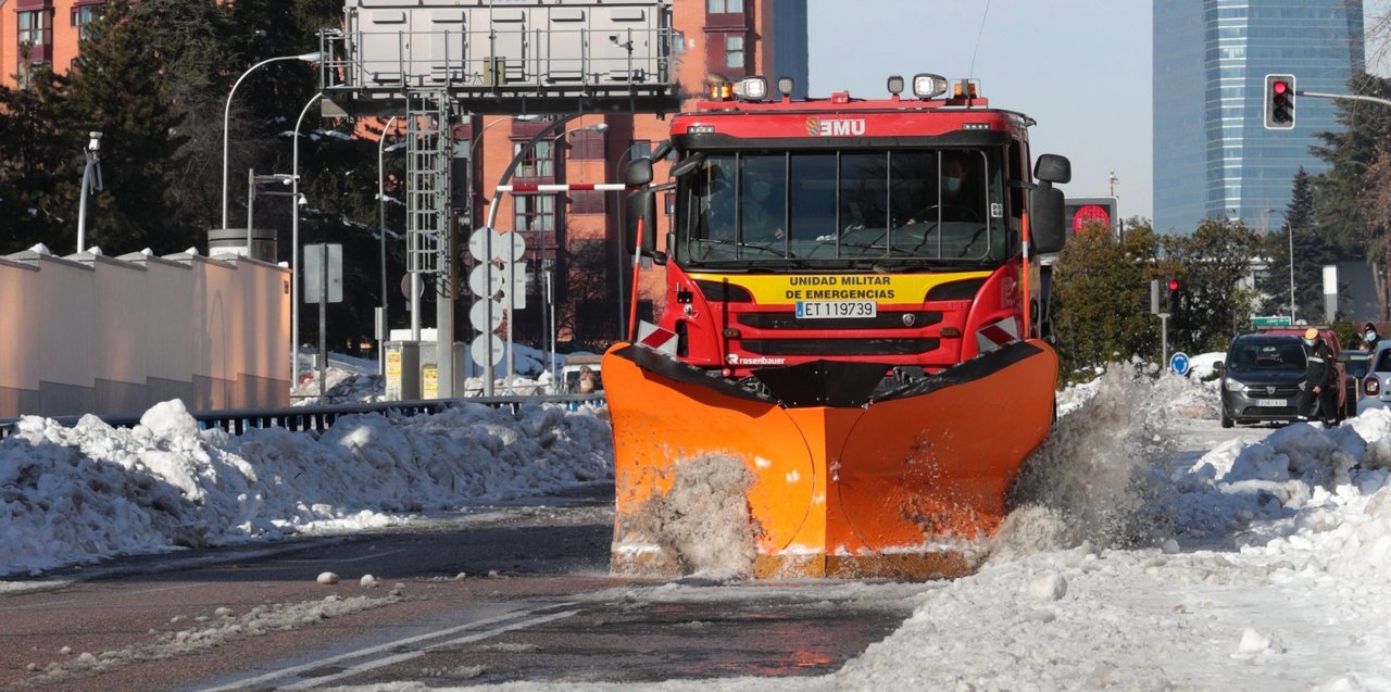 Máquina quitanieves de la UME en Madrid, durante el temporal de nieve de enero de 2021 (Foto: Iñaki Gómez/MDE).
