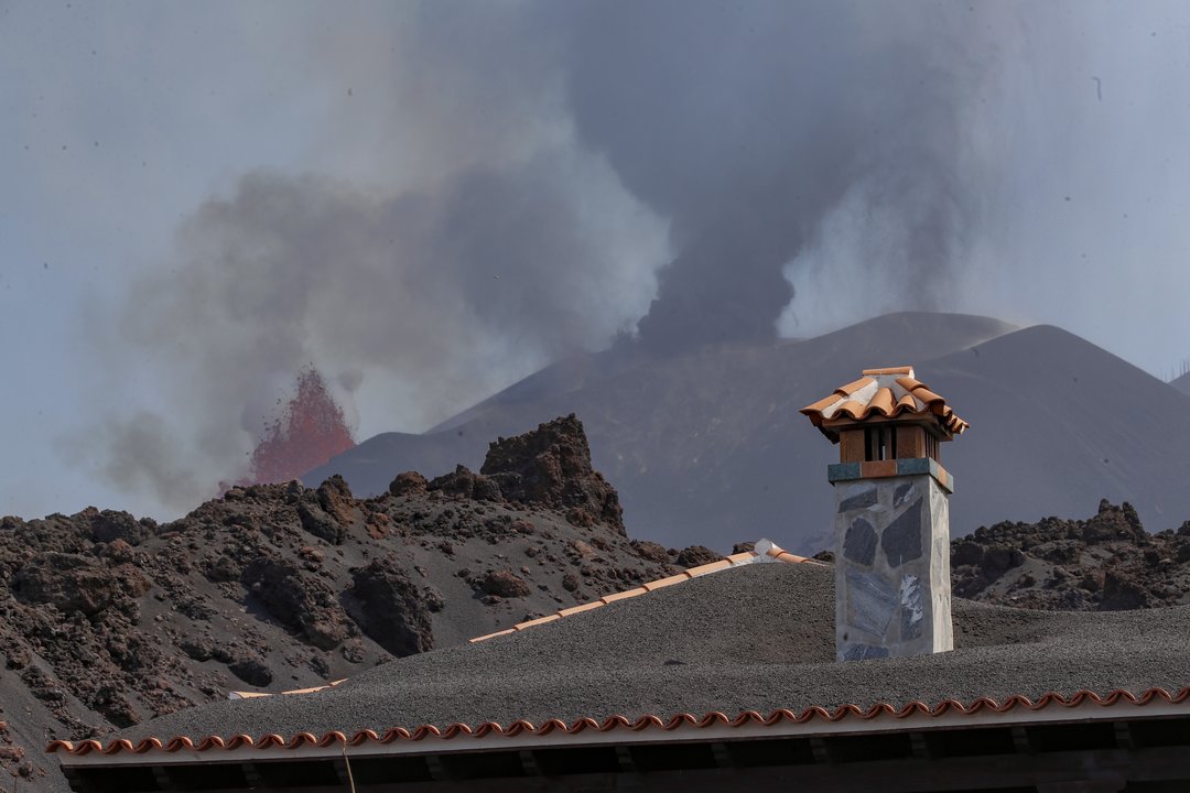 Una casa frente a la colada del volcán de La Palma