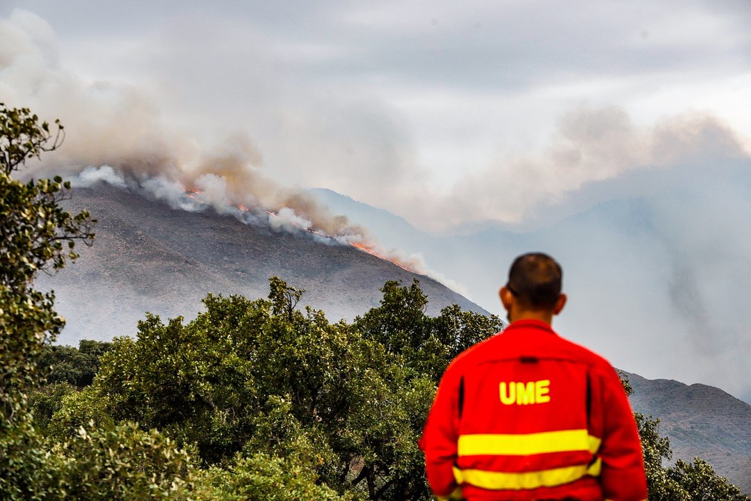 Miembros de la UME, trabajan para la extinción del fuego de Sierra Bermeja desde el cerro de la Silla de los Huesos, a 13 de septiembre 2021 en Casares (Málaga) Andalucía