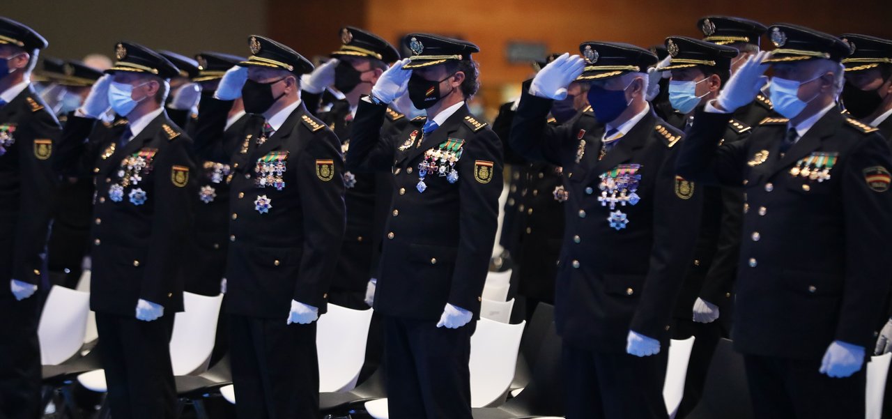 Varios policías nacionales, durante el acto del Día de la Policía Nacional, en Ifema, a 1 de octubre de 2021, en Madrid (España).