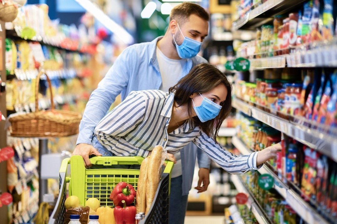 Consumidores en un supermercado