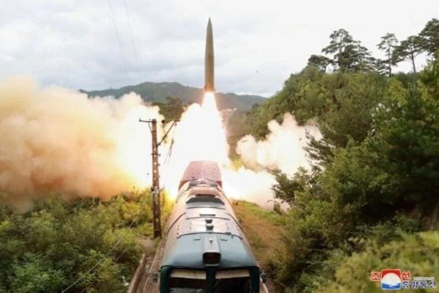 Disparo de ensayo de un misil norcoreano desde un tren con lanzadera, una imagen tomada el 15 de septiembre de 2021.