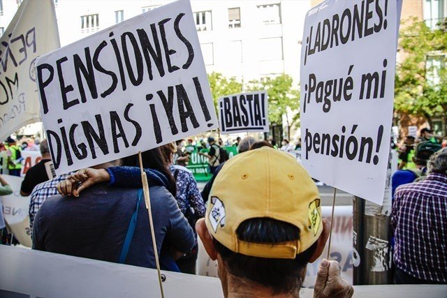 Varios cientos de personas participan en una manifestación contra el recorte en el presupuesto de las pensiones y en servicios públicos, a 2 de octubre de 2021, en Madrid, (España)