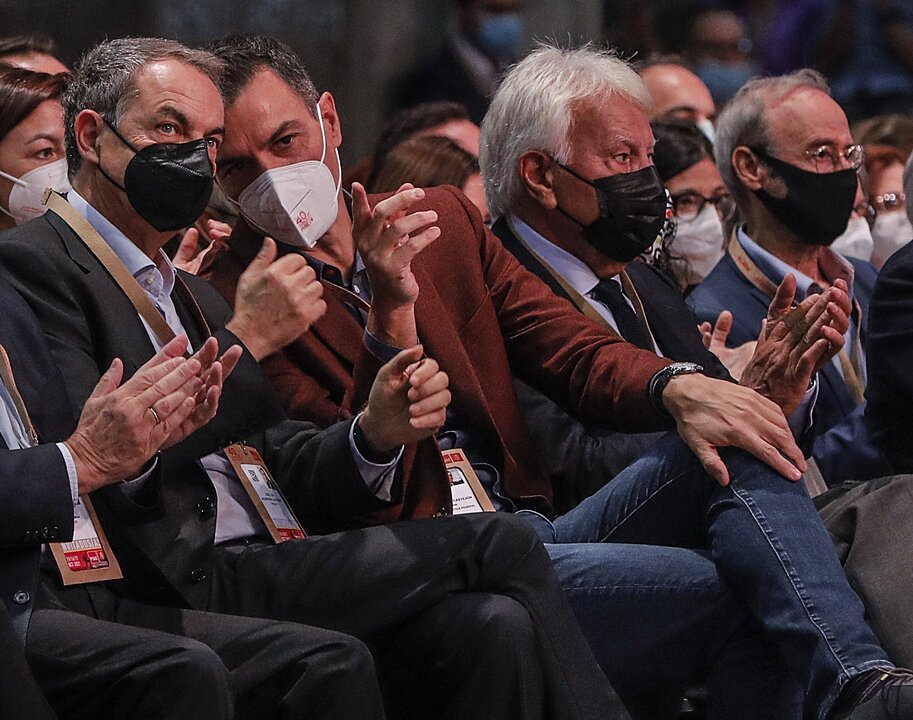 El expresidente del Gobierno, Jos&eacute; Luis Rodr&iacute;guez Zapatero, el presidente del Gobierno, Pedro S&aacute;nchez y el expresidente del Gobierno, Felipe Gonz&aacute;lez, participan en el acto de apertura oficial, enmarcado en la segunda jornada del 40 Congreso Federal del PSOE