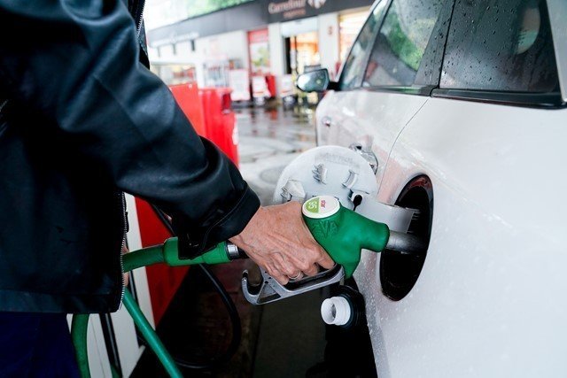 Una mujer pone combustible a su vehículo en una gasolinera de Madrid.