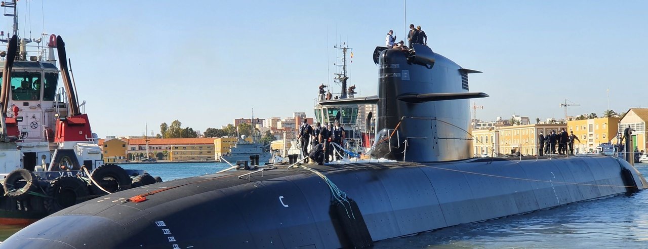 Submarino S-81 'Isaac Peral', en el muelle de armamento del astillero de Navantia en Cartagena.