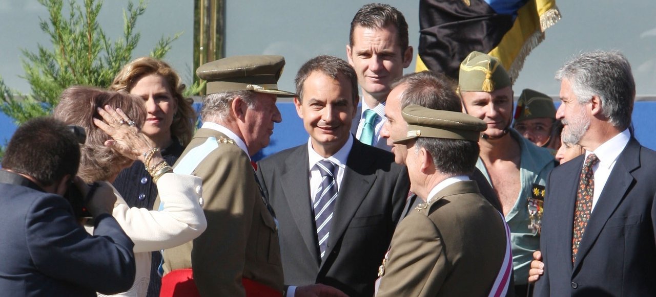 Juan Carlos I, José Luis Rodríguez Zapatero, y de espaldas, el entones JEMAD Félix Sanz Roldán (Foto: José Oliva / Europa Press).