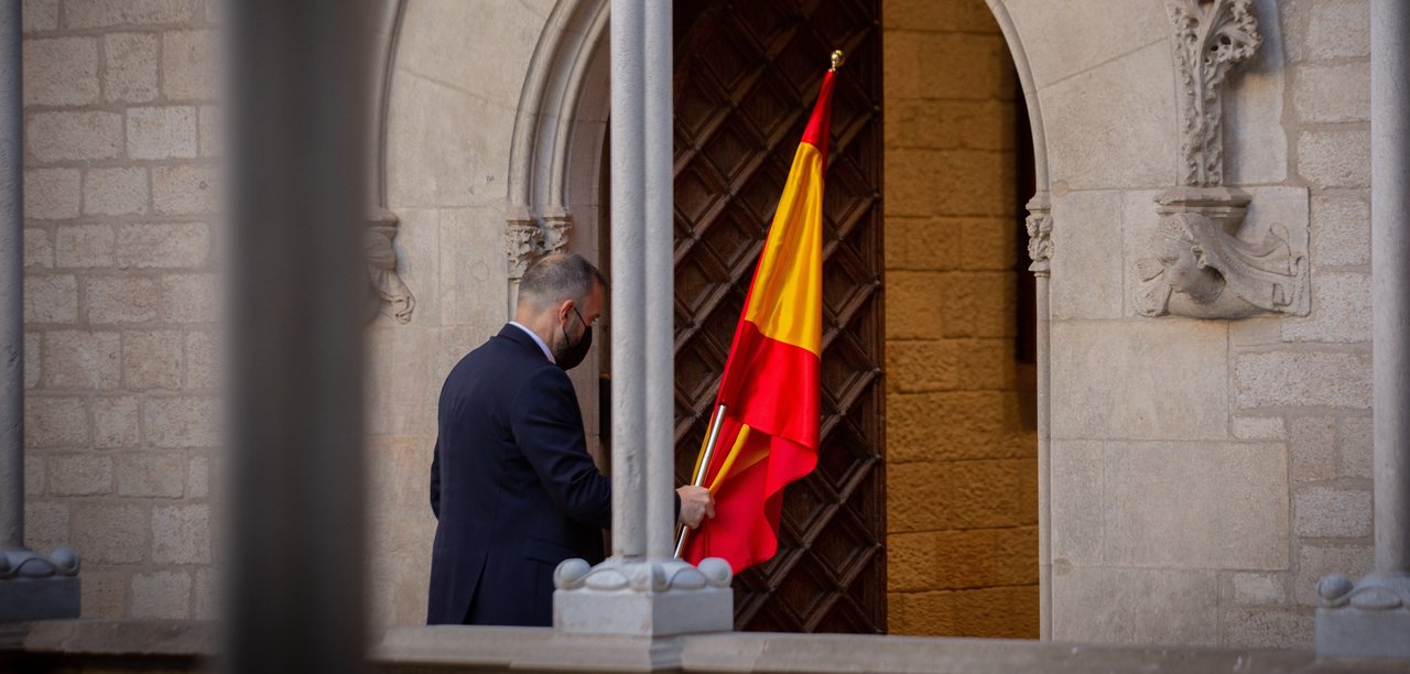 Personal del Palau de la Generalitat retira la bandera de España después de la comparecencia de Pedro Sánchez (Foto: David Zorrakino / Europa Press).