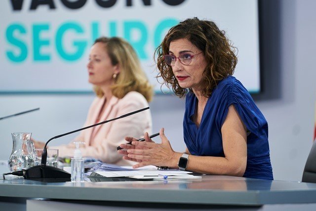 La vicepresidenta primera y ministra de Asuntos Económicos y Transformación Digital, Nadia Calviño (i), y la ministra de Hacienda, María Jesús Montero.