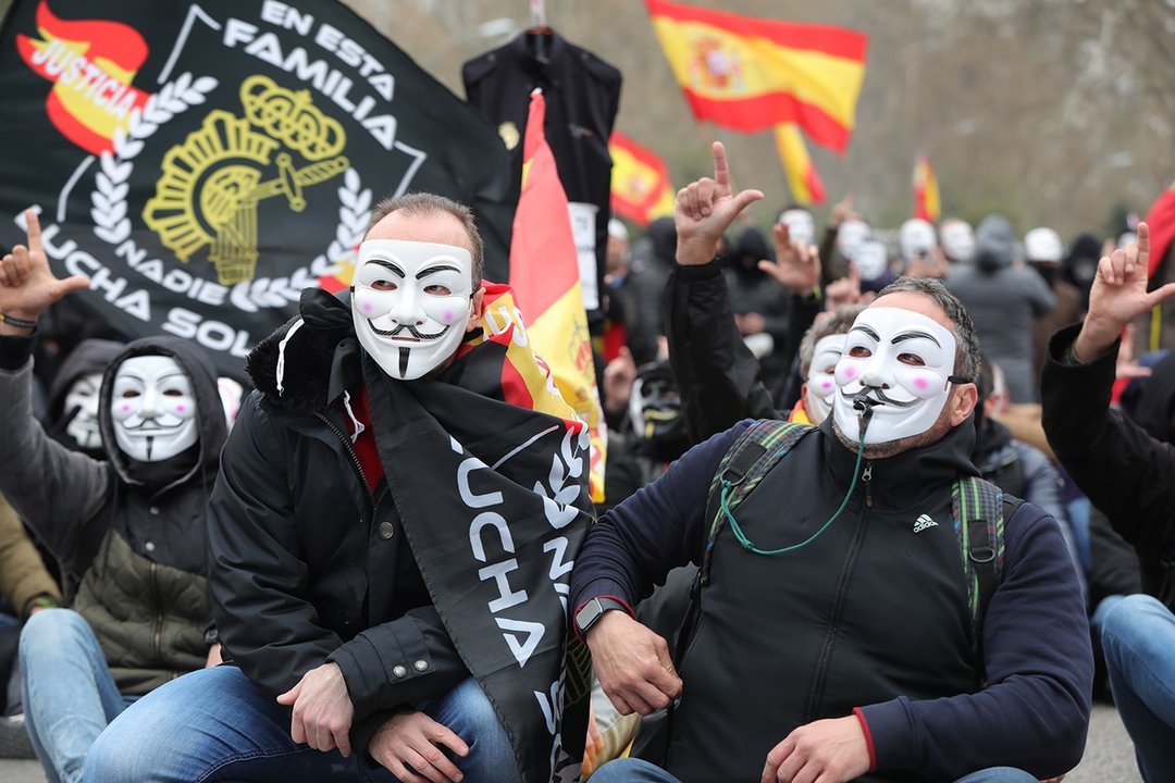 Varios manifestantes de Policía y Guardia Civil con máscaras de Anonymous y banderas de España se concentran en la Plaza de Neptuno
3/3/2020