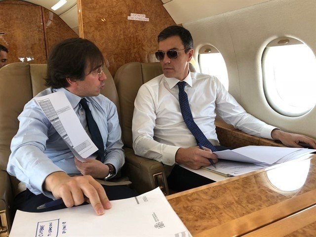 Pedro Sánchez en el avión presidencial, de camino a una cumbre en Bruselas, en junio de 2018