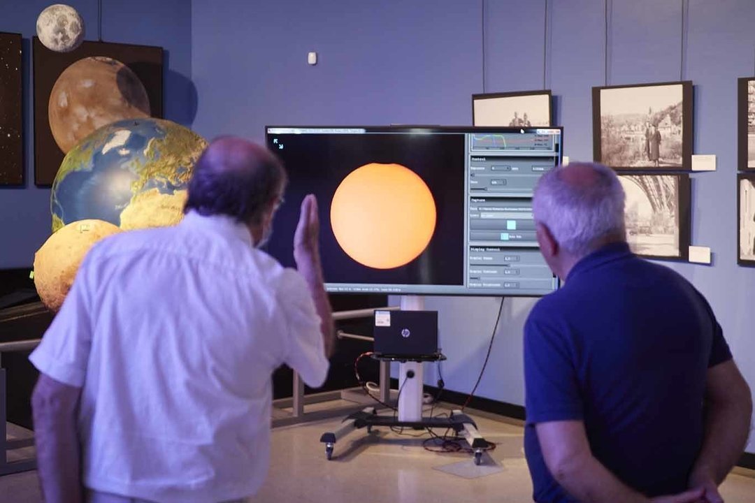 Dos hombres observan una proyección del eclipse solar en el Planetario de Pamplona, a 10 de junio de 2021, en Pamplona, Navarra (España)