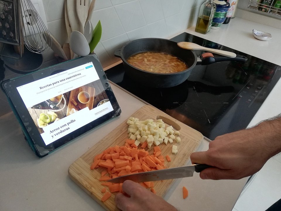 Preparando alimentos con recetas de cocina desde una tableta. 14/4/2021