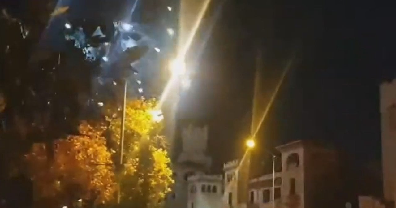 Fuegos artificiales lanzados junto al cuartel de El Bruc (Barcelona).