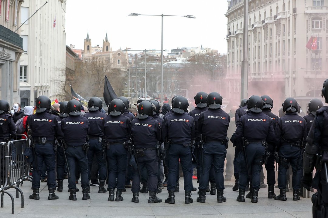 Agentes de la Policía Nacional frente a los manifestantes concentrados.