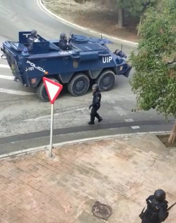 Despliegue en Cádiz del BMR blindado de la Policía Nacional, la conocida como 'tanqueta', durante las protestas por la huelga del sector del metal.
