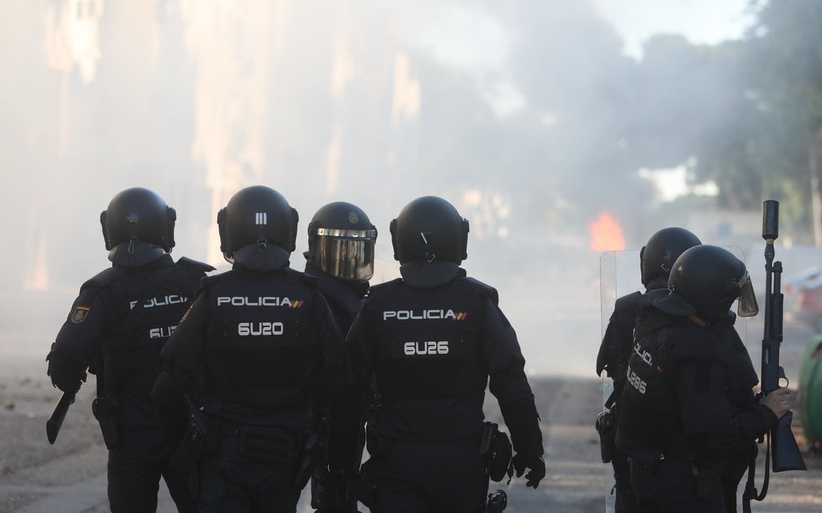 Policías antidisturbios, ante un barricada en Puerto Real (Cádiz) durante la huelga en la industria del metal.