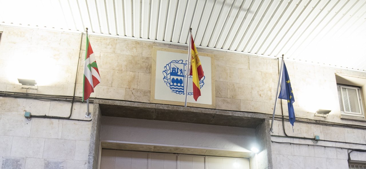 Cárcel de Basauri (Vizcaya) con el escudo del País Vasco (Foto: Fernando Gómez / Europa Press).