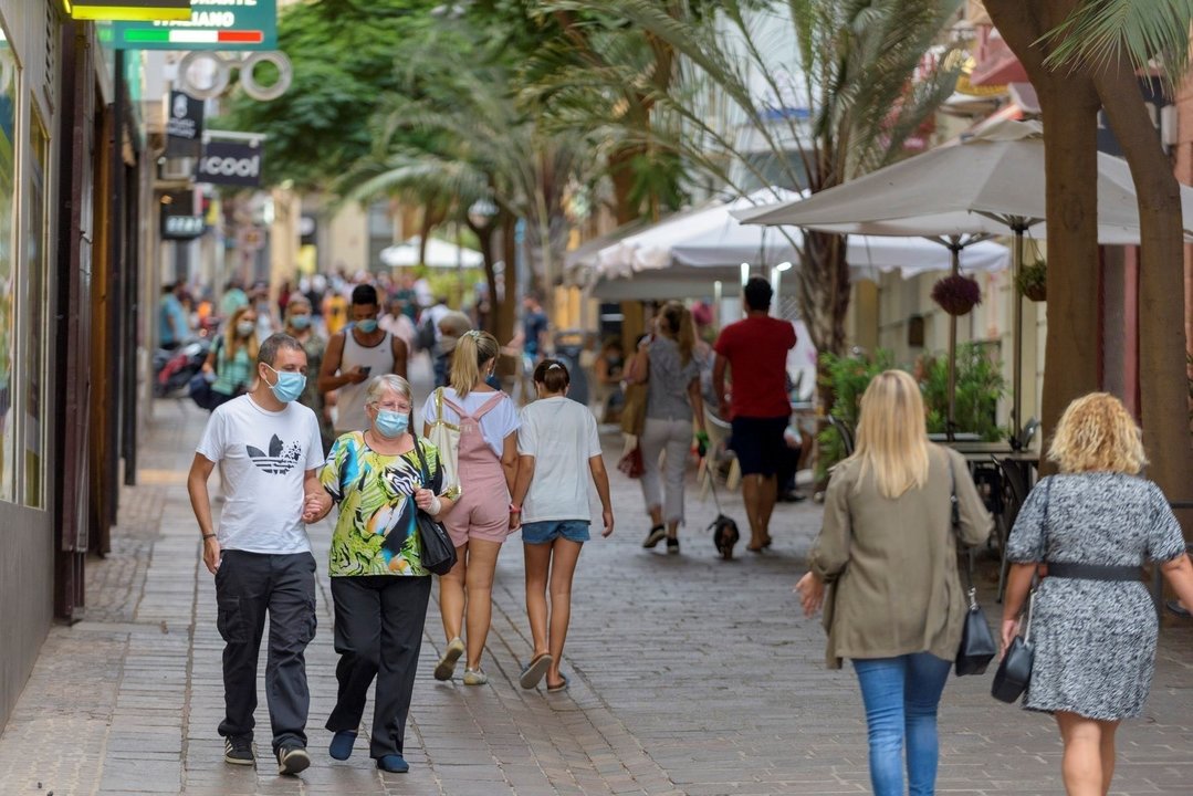 Gente con mascarilla paseando por la calle Teobaldo Power, en Santa Cruz de Tenerife.