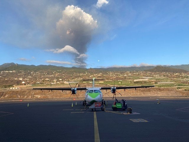 Aeropuerto de La Palma con el volcán en erupción al fondo